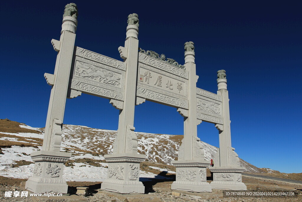 草原上的宏伟石牌坊