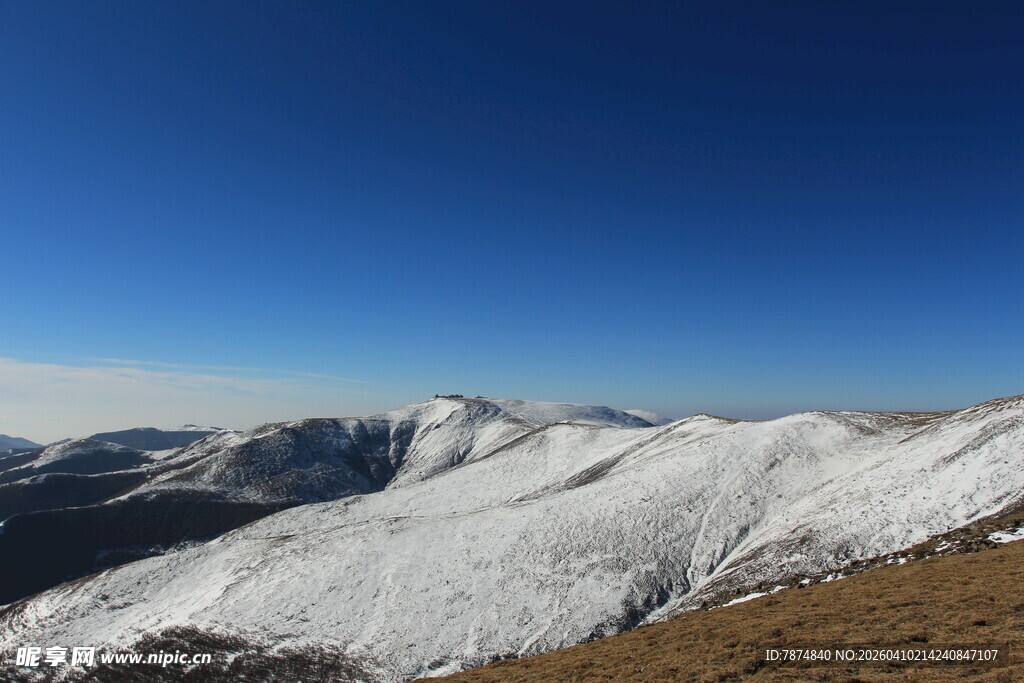 雪山美景 蓝天映衬壮丽风光