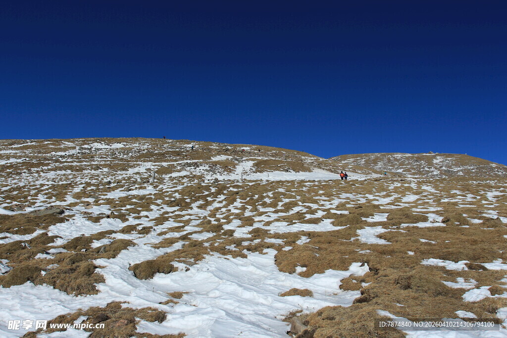 雪覆山地蓝天美景