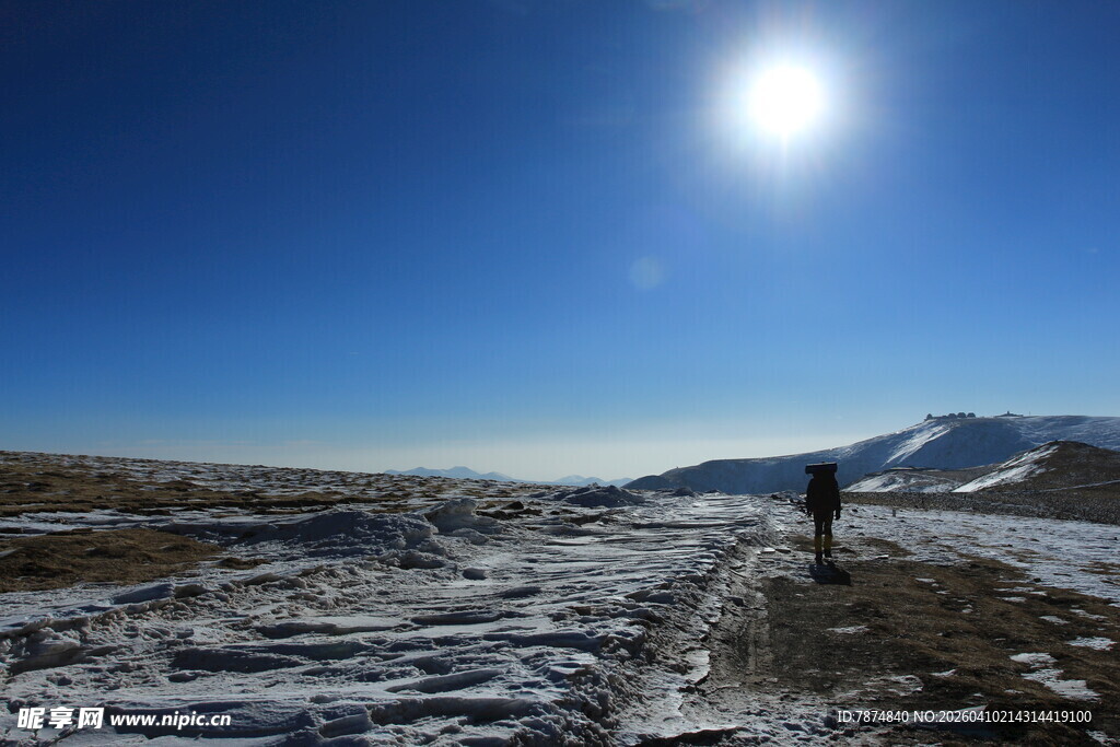 雪地徒步者 蓝天暖阳相伴