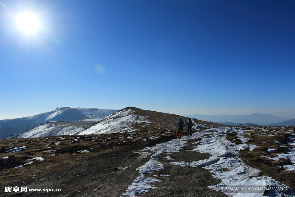 雪山晴日下的壮美风光