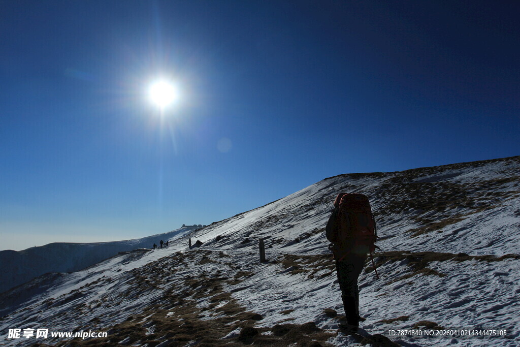 雪山单人徒步壮丽风景