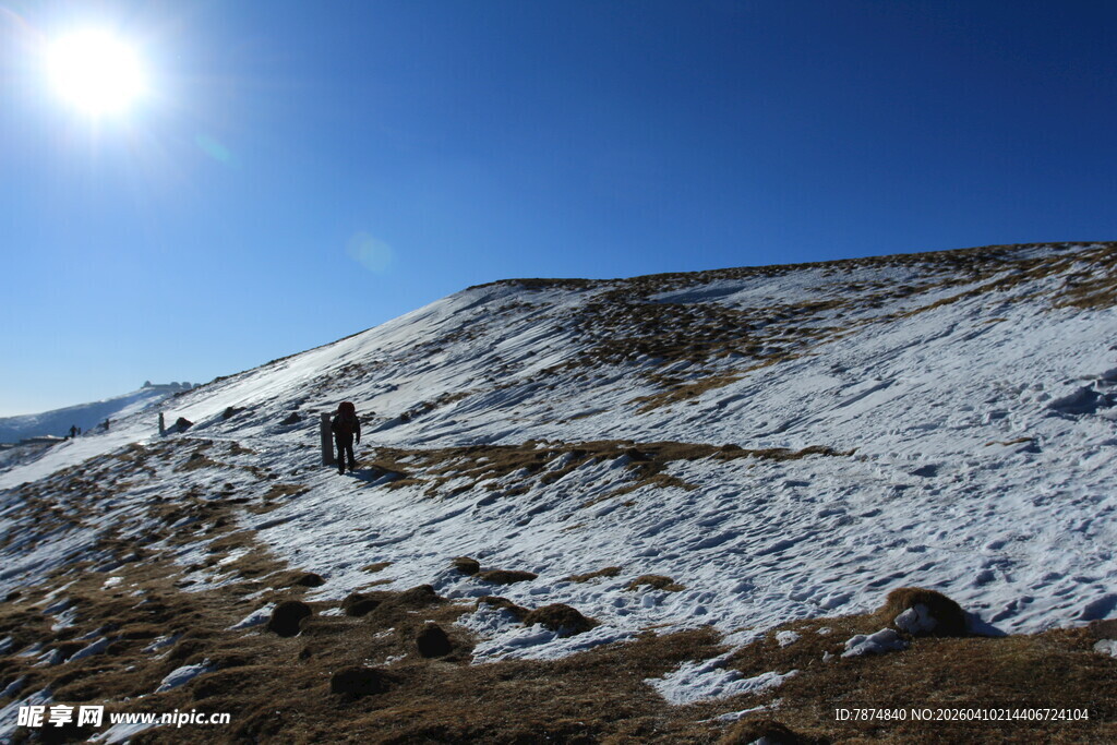 雪覆山坡上的徒步者