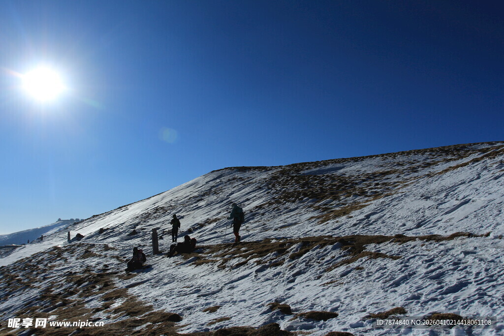 雪坡上的徒步者