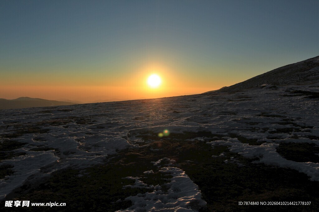 日出时分的广袤原野