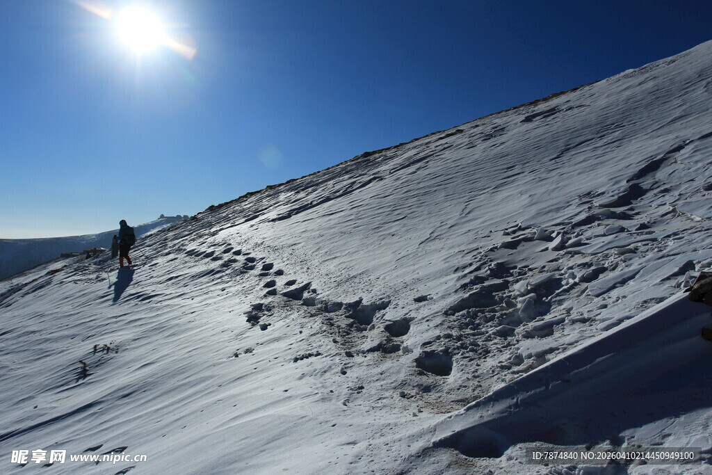 雪地徒步者的坚毅之旅