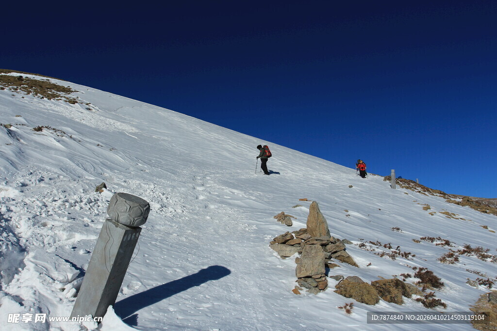 雪山徒步者攀登壮丽雪景