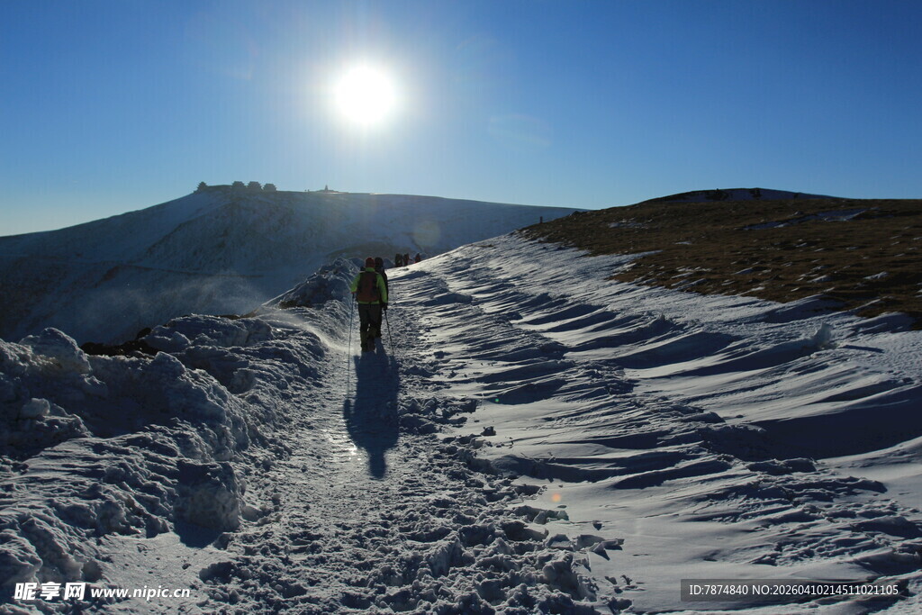 雪地徒步 阳光照耀的旅程