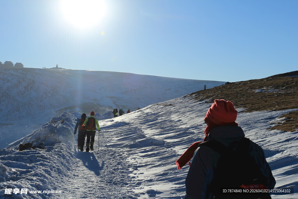雪地徒步者的前行之路