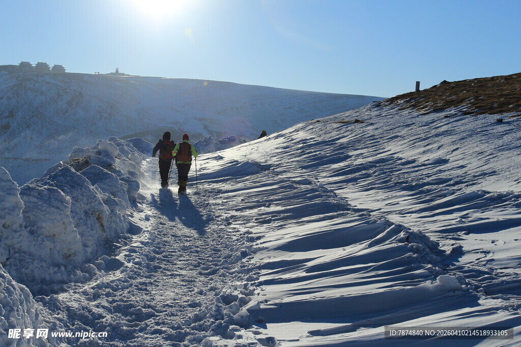冬日雪径上的徒步者