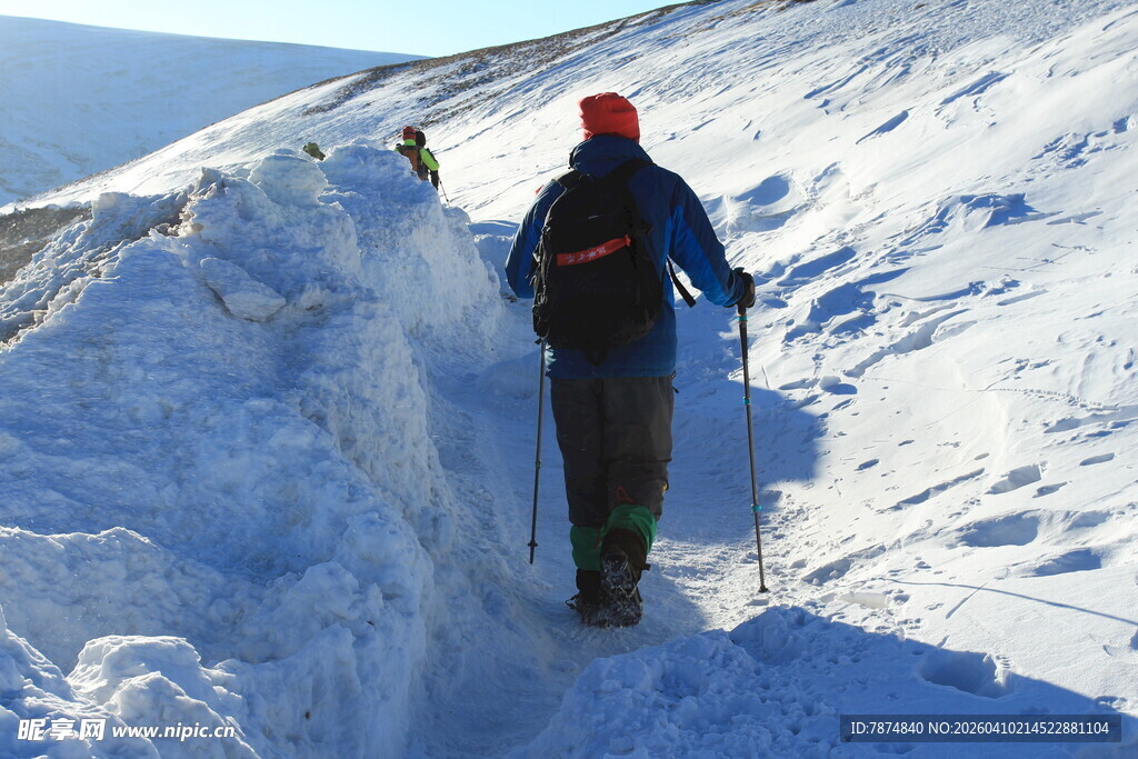 徒步者在雪坡上艰难前行