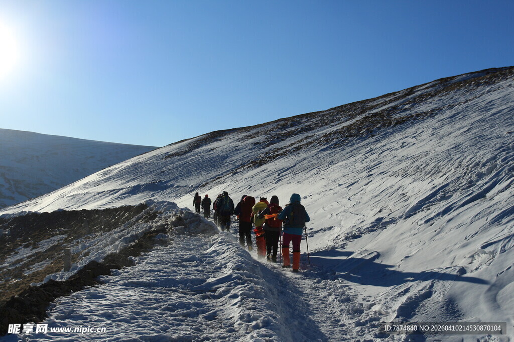 雪地徒步队伍