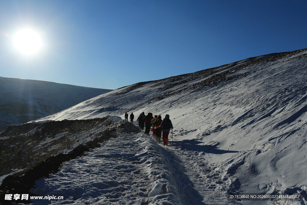 雪地徒步队伍行进中