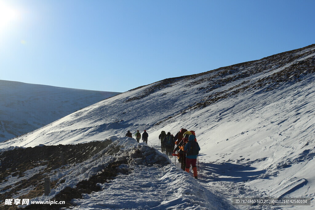雪地徒步的登山者