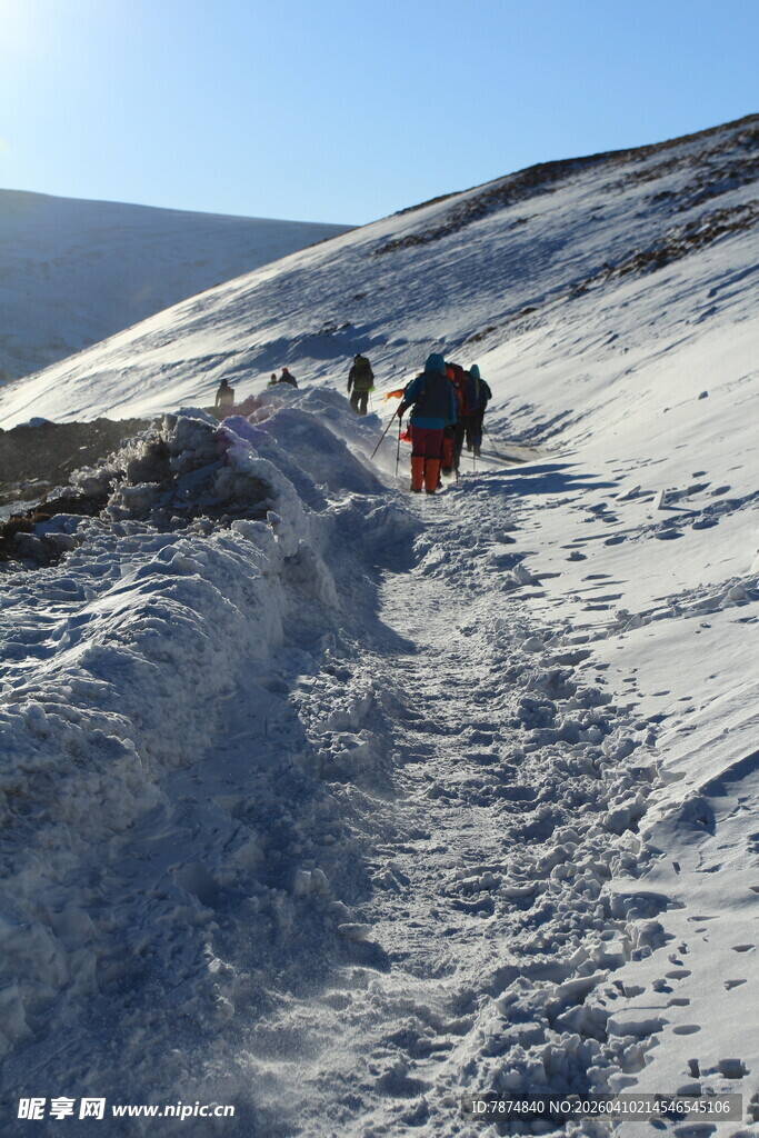 雪地中徒步的登山者