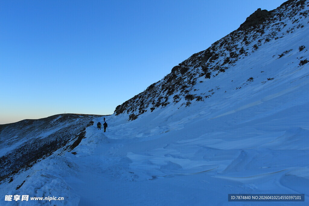 雪山徒步者的壮丽旅程