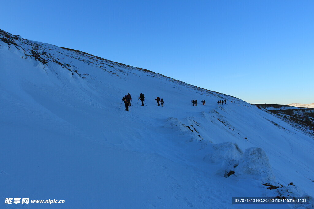雪地中的徒步旅行者队伍