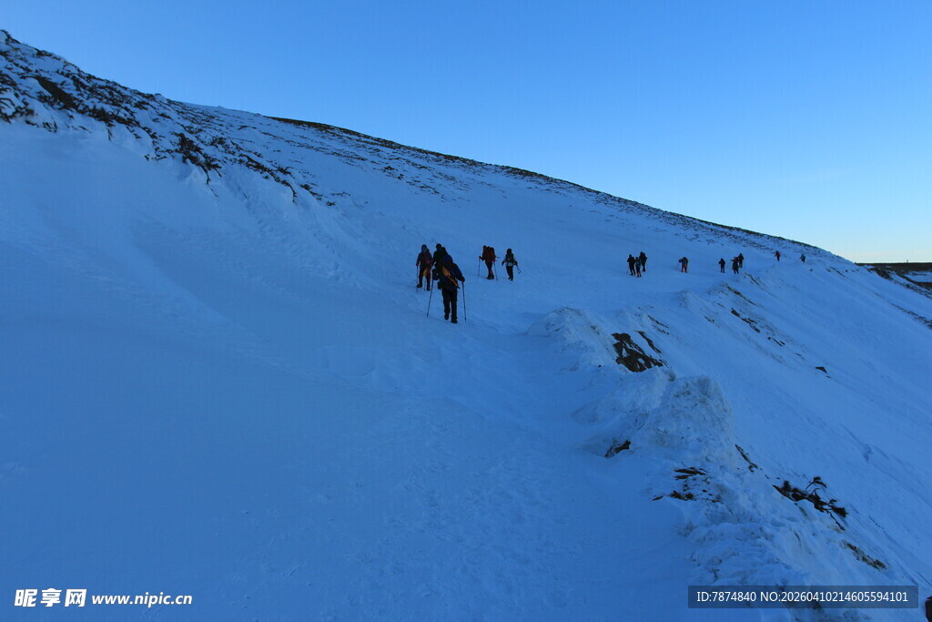 雪地徒步队伍