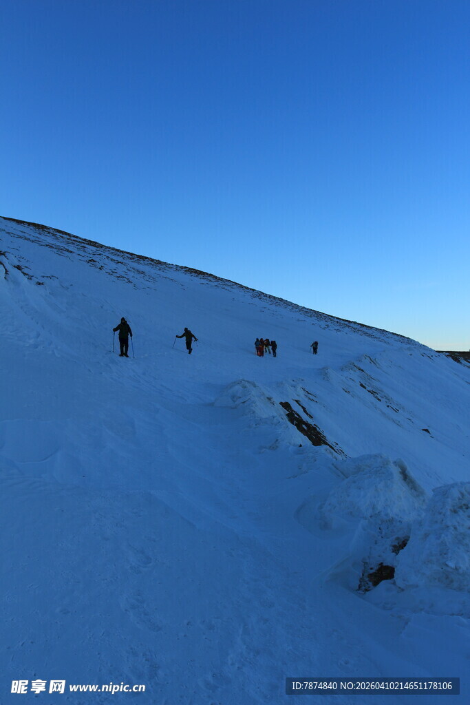 雪地徒步者的前行之路