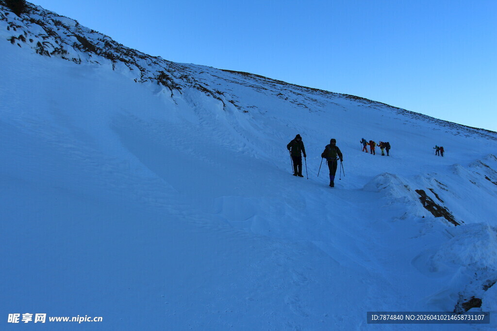 雪地徒步队伍
