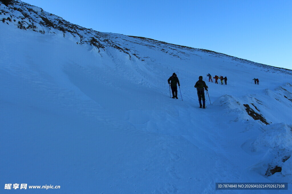 雪地徒步者的前行之路