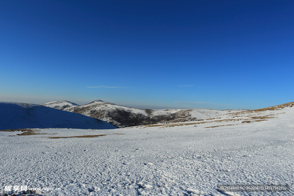 雪覆荒境 远山脉脉映蓝天