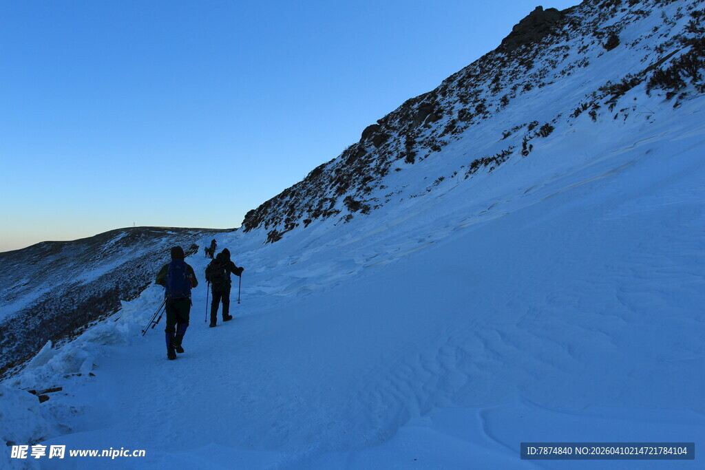 雪地徒步者的前行之路
