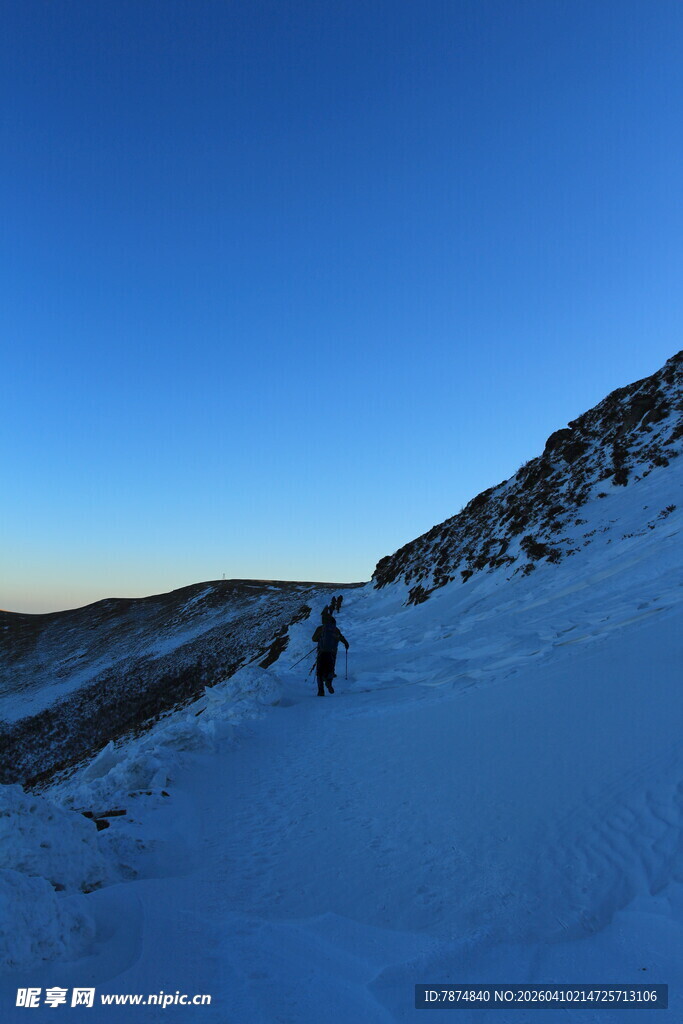雪地徒步者的壮丽冬日之旅