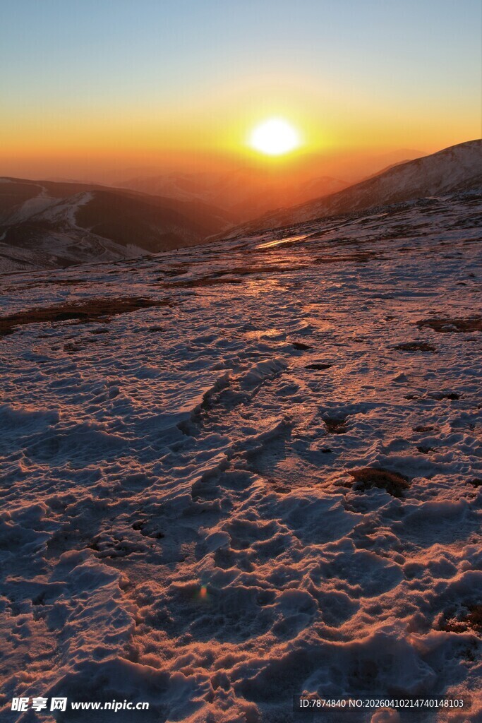 雪山上的壮丽日落景观