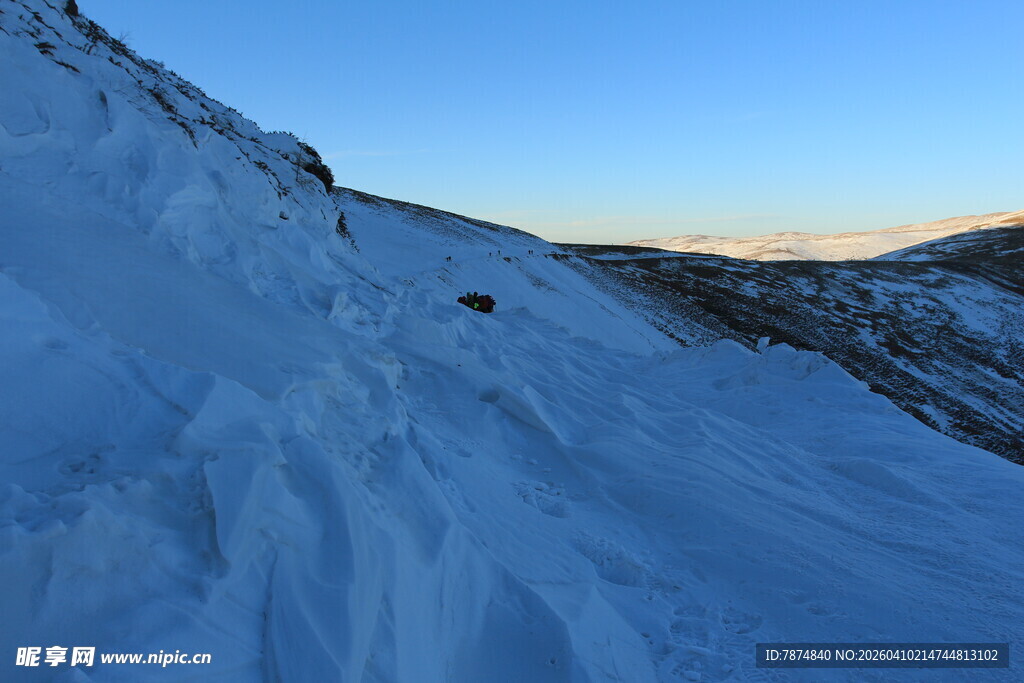 雪山陡坡 冬日壮丽景致