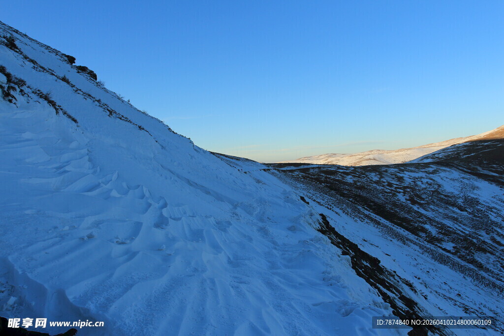 雪坡上的壮丽黄昏景色