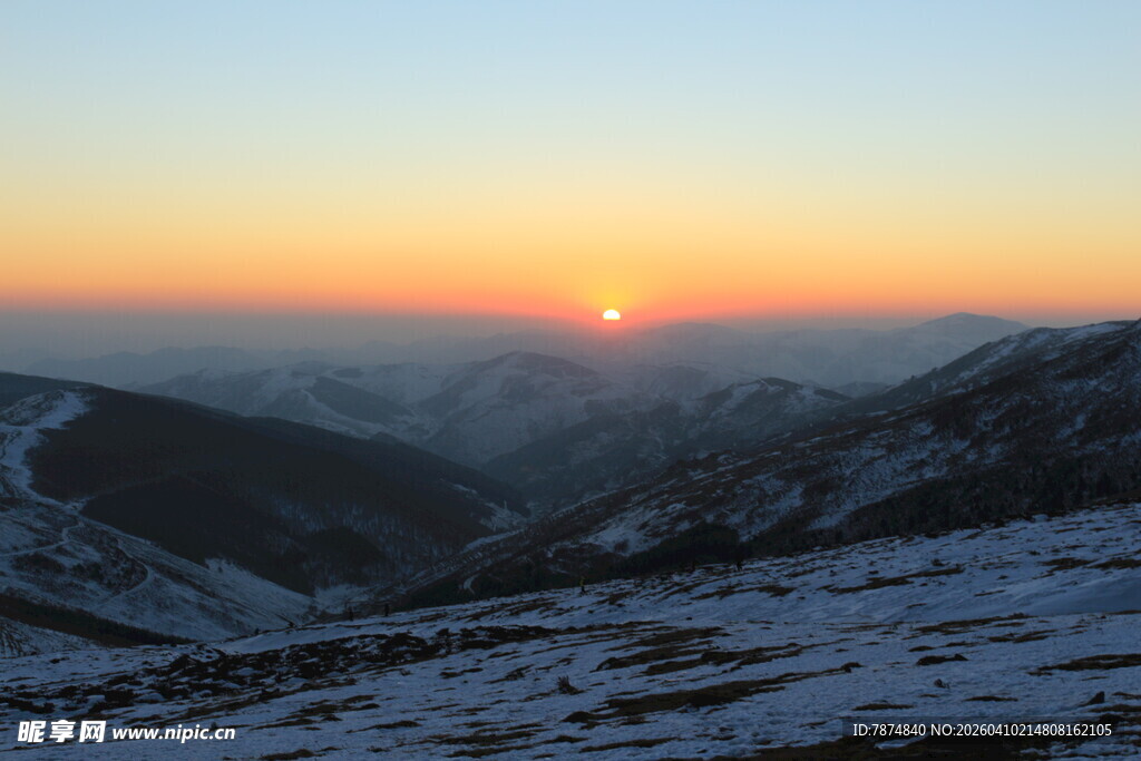 雪岭之上的壮丽日落