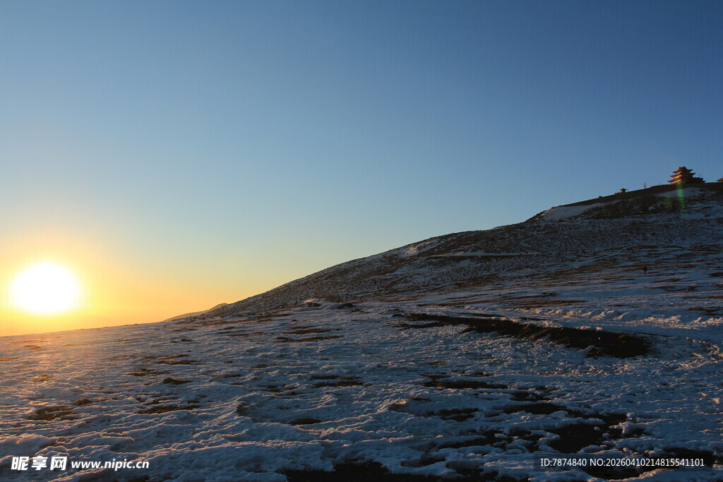 雪坡上的日出美景