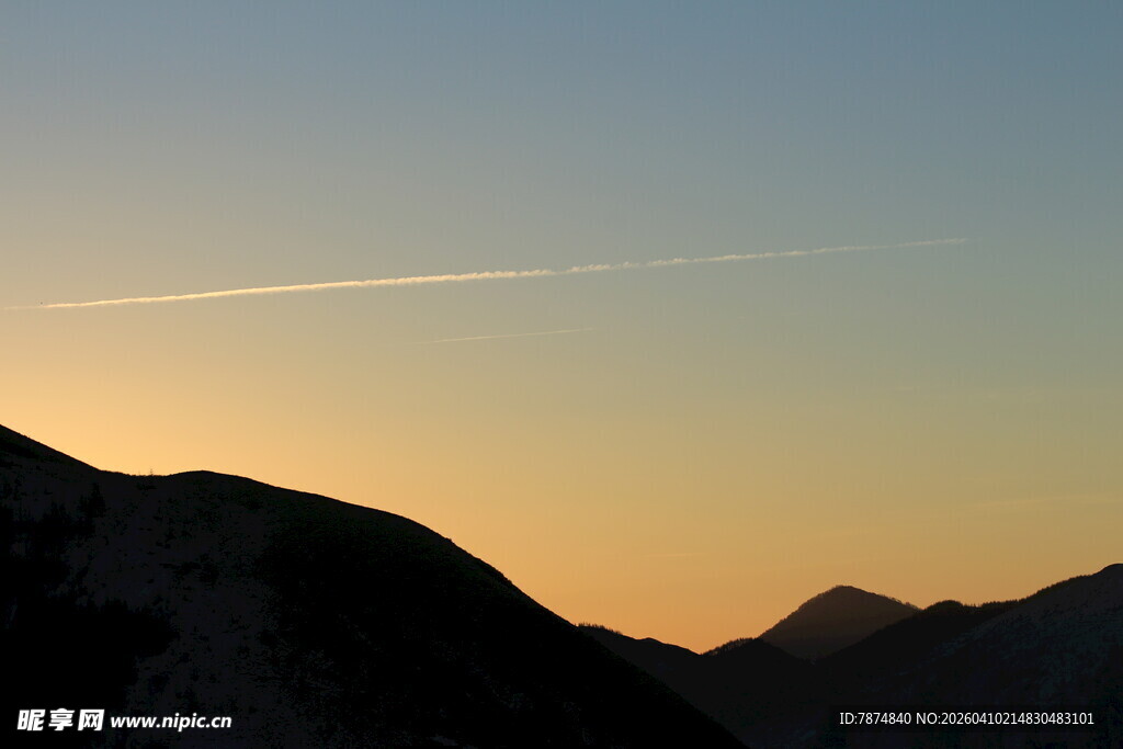 黄昏下的壮丽山峦美景