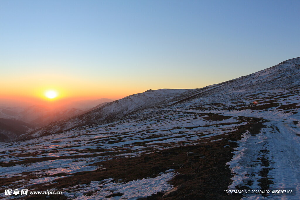 雪山日落美景
