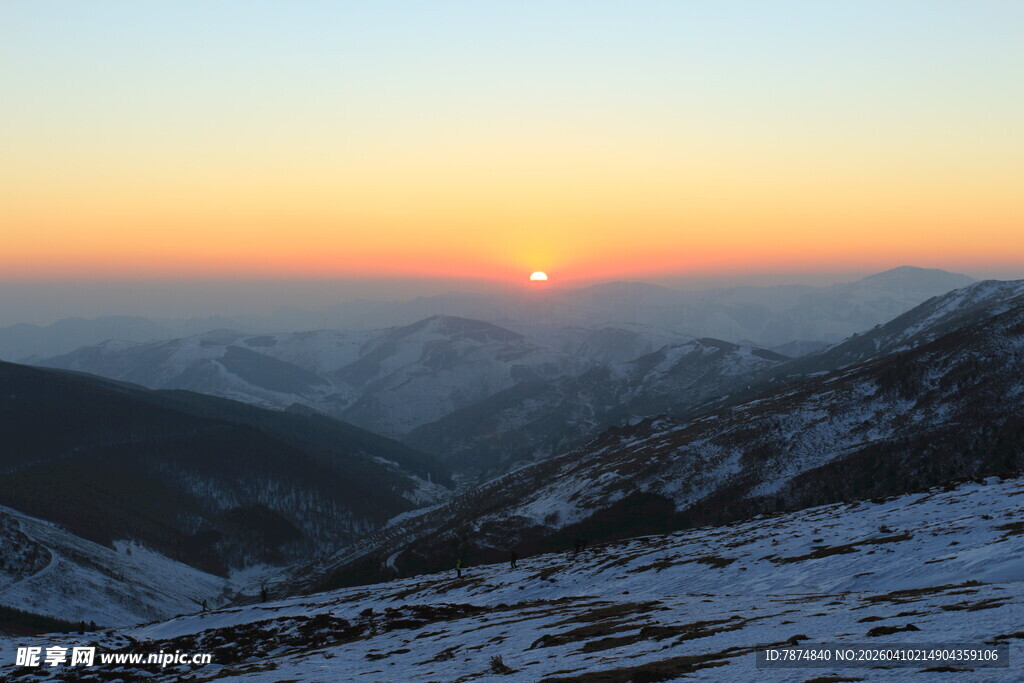 雪山日落美景