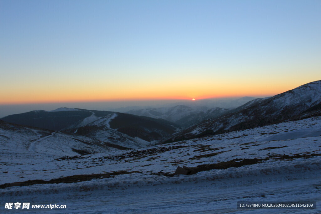 雪岭上的壮丽日出景色
