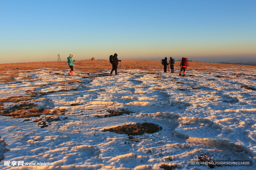 雪地徒步者的壮丽风景