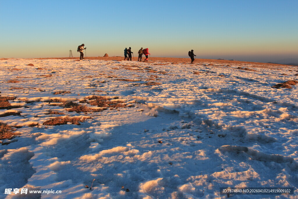 雪地上的人群剪影