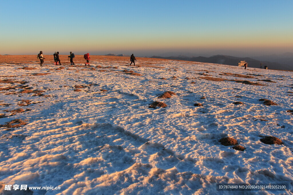 雪地徒步队伍的壮丽风景