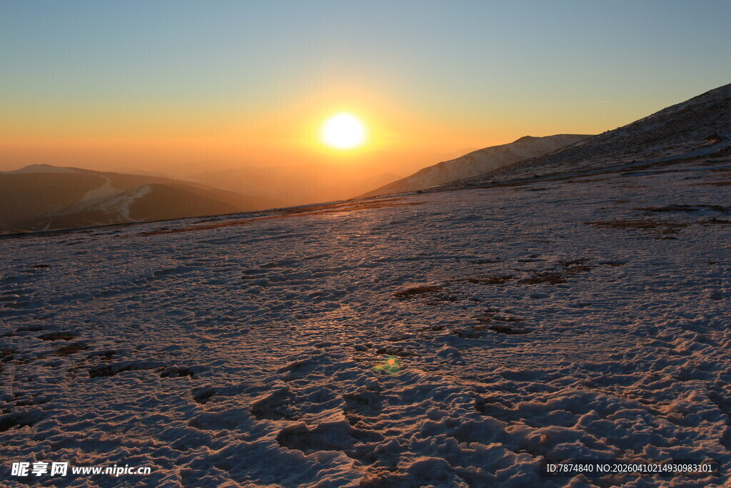 雪地上的壮丽日出景观