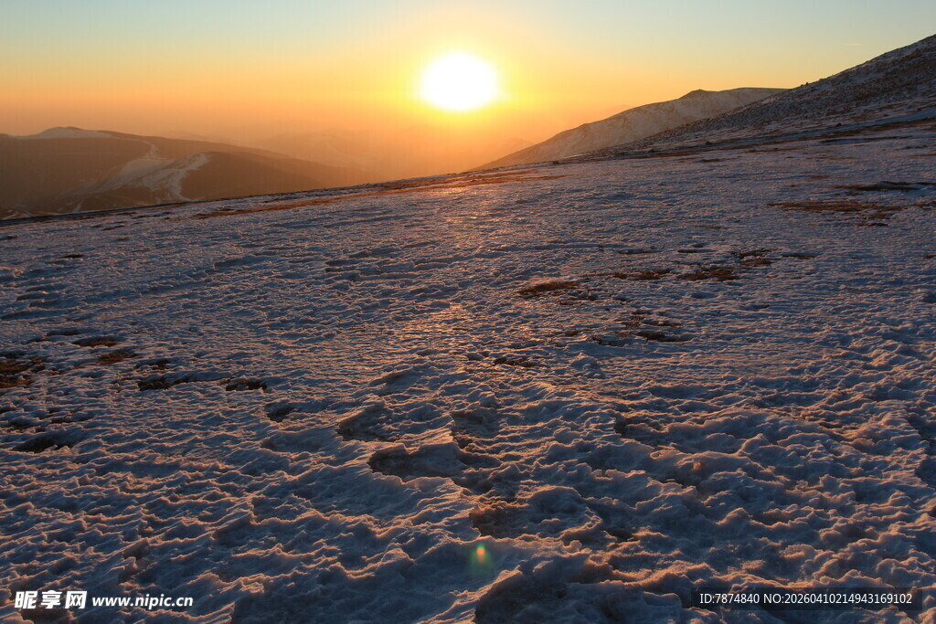 雪地上的壮丽日落景观