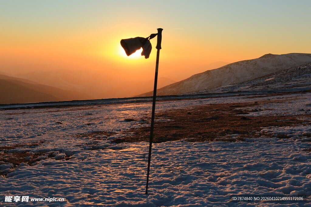 雪地中夕阳下的测量仪器