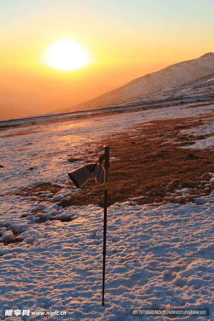 雪地夕阳下的路标