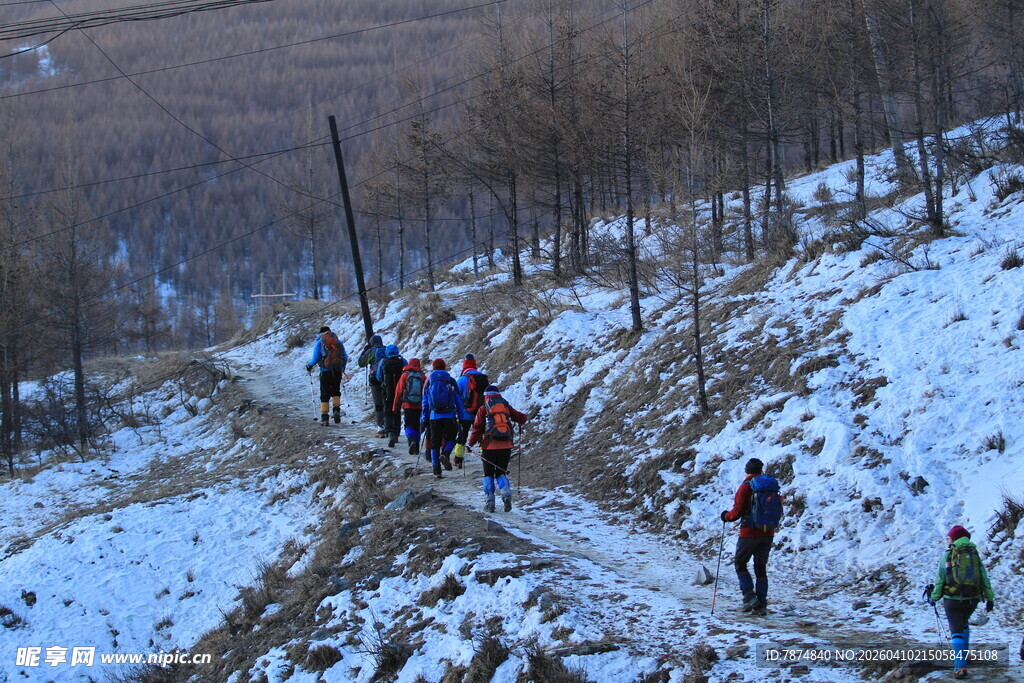 雪地徒步队伍行进中