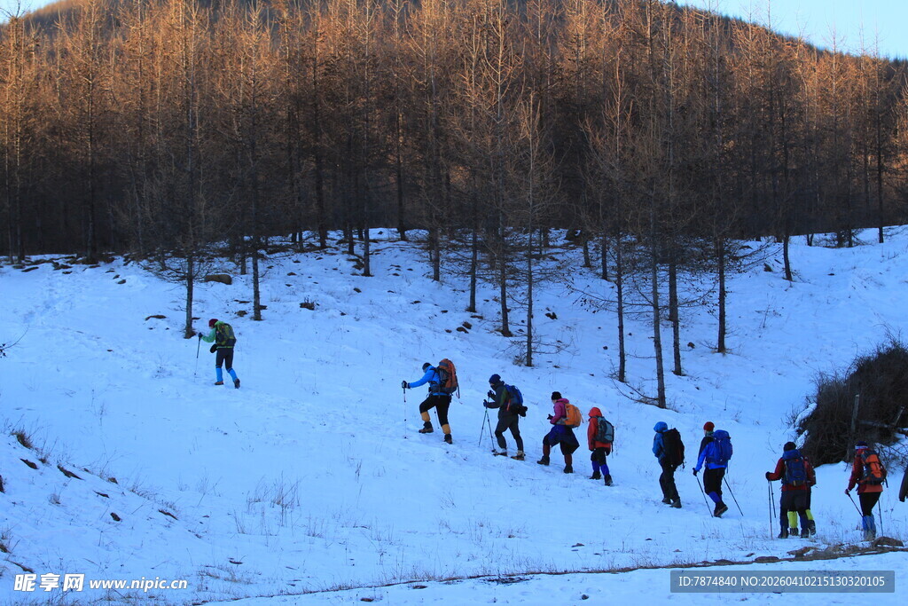 冬日山林徒步的人群