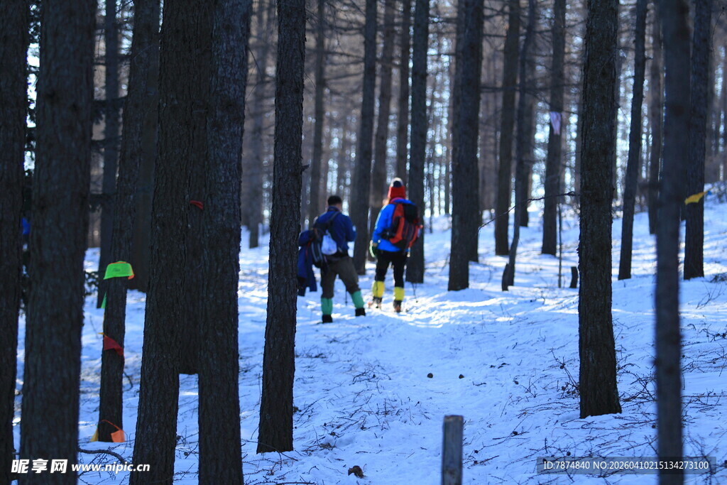 雪地林间的徒步旅行者