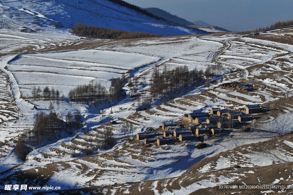 雪覆山村美景
