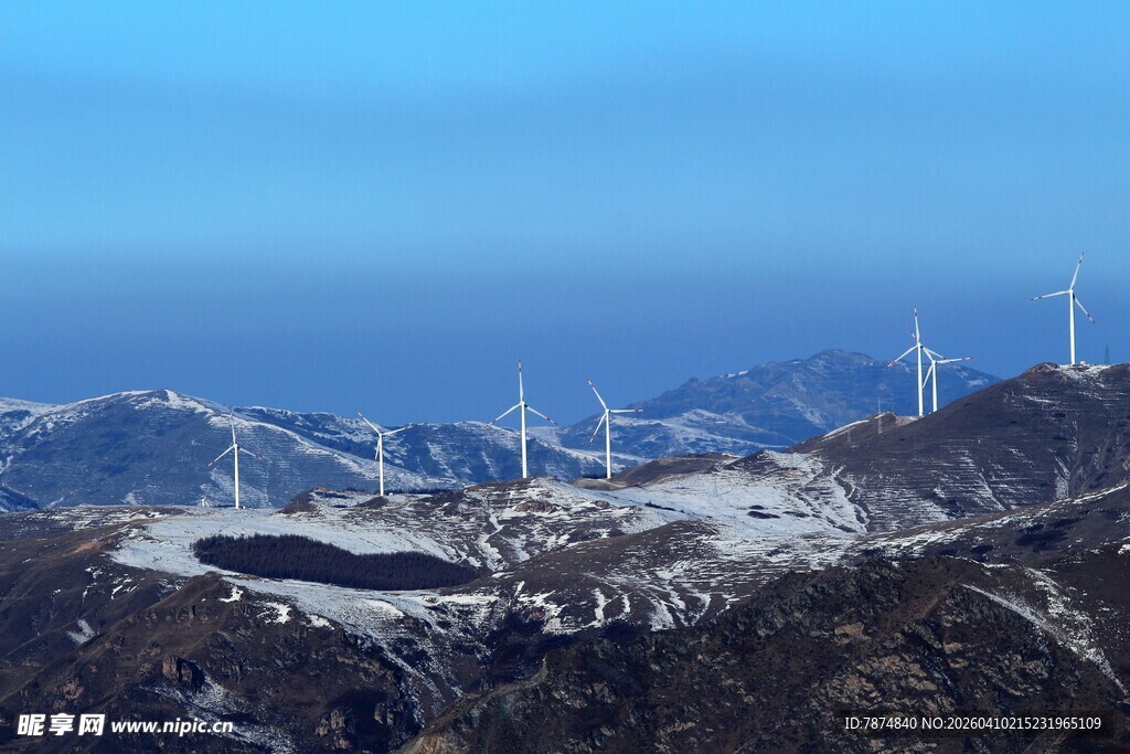 雪山间的风力发电机组