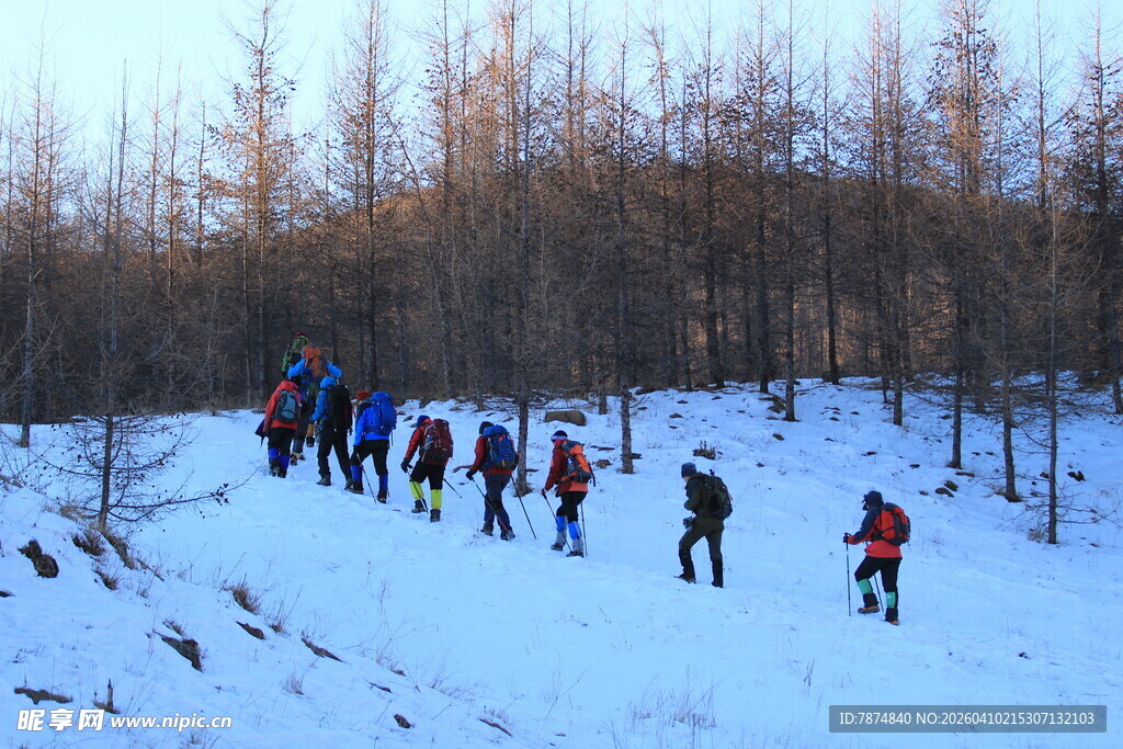 雪地中众人徒步登山